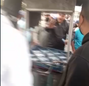 A puño limpio se enfrentaron funcionarios de la alcaldía de El Tigre y buhoneros (VIDEO)