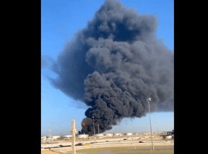 Ataque de misiles yemeníes provocó gigantesco incendio en instalación petrolera de Arabia Saudí (VIDEO)