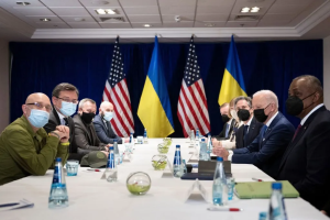 Joe Biden se reúne en Polonia con ministro de Defensa y canciller ucraniano