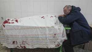 Estremecedoras imágenes de la guerra en Ucrania: padre llora aferrado al cadáver de su hijo