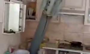 ¡De terror! Hallaron un misil ruso sin explotar en el fregador de una cocina ucraniana (Fotos y Video)