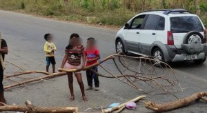 FOTOS: Niños indígenas Yukpas improvisan alcabalas para pedir dinero en Zulia