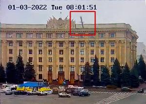 El momento en que un misil impacta el edificio de cultura en Járkov (FOTOS)