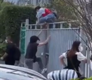 VIDEO: rebrote de Covid-19 causa pánico y huida de una multitud en una feria de China