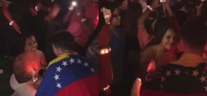 VIRAL: Venezolana le propuso matrimonio a su novio durante concierto de Coldplay (VIDEOS)