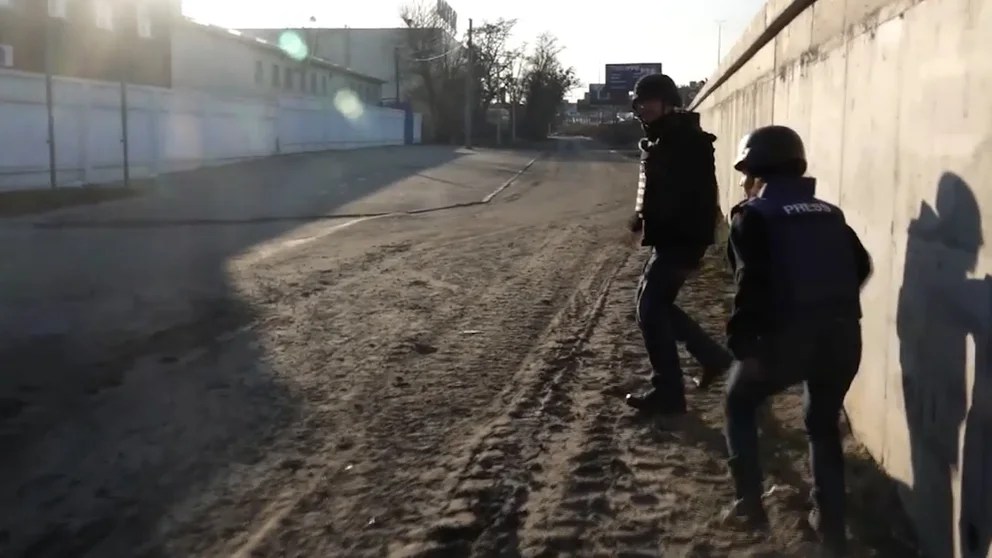 Invasores rusos atacaron a disparos a periodistas de Sky News en Ucrania (VIDEO)
