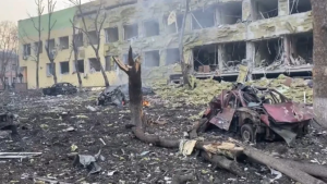 Al menos 17 adultos heridos tras bombardeo ruso al hospital infantil en Mariúpol