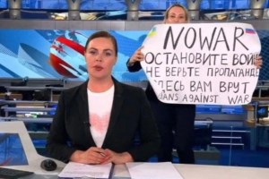 Periodista rusa que protestó contra la invasión a Ucrania y desafio a Putin logró salir del país
