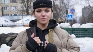 Quiénes son las milicianas detrás de las barricadas que esperan a los rusos en Kiev