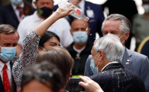 ¡Asombro en Chile! Mujer lanzó agua a Piñera durante acto presidencial (VIDEO)
