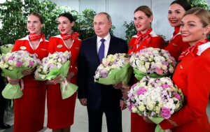 El extraño acto de Putin entre chistes, flores y azafatas en plena guerra con Ucrania (Video)