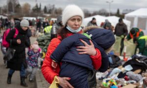 Primeras familias de refugiados ucranianos llegan al Reino Unido