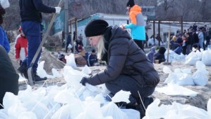Impactantes IMÁGENES de los ucranianos armando bolsas de arena para llenar la ciudad de barricadas