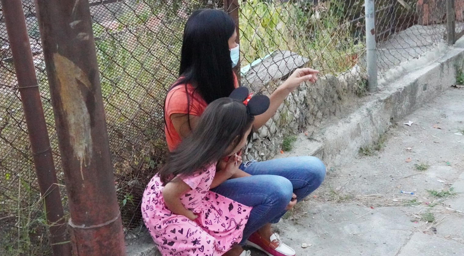 Nueve de cada 10 madres solteras en Venezuela viven en pobreza, según estudio (Video)