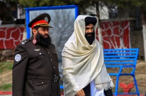 Terrorista talibán con millonaria recompensa por su cabeza fue visto en público por primera vez