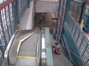 Brutal ataque a enfermera en EEUU: La arrojaron por las escaleras en estación del tren y todo quedó filmado