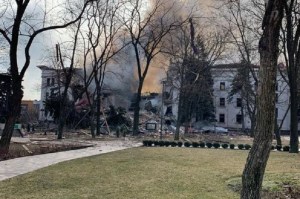 Bombardean edificio del Teatro Dramático de Mariupol en Ucrania