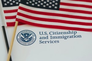Servicio de Inmigración de EEUU adopta medidas para reducir tiempo de trámites