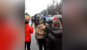 El impresionante momento en que ucranianos desarmados tratan de detener un convoy ruso (VIDEO)