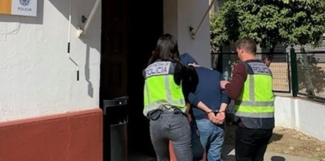 Hallan ahorcado en su casa a un profesor que abusó sexualmente de dos alumnas en España