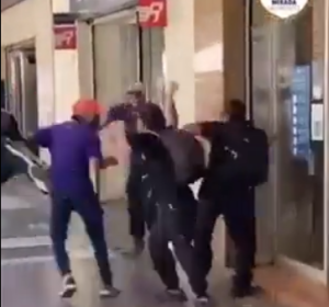 Pelea de venezolanos y chilenos en centro comercial de Chile: se enfrentaron a puñaladas (VIDEO)