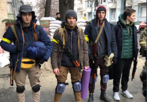FOTO: Tienen 18 años, son voluntarios de guerra y van en camino al frente de batalla en Ucrania