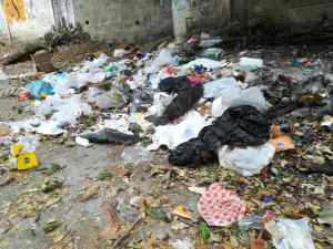 Entre basura, mal olor y ratas conviven vecinos de la calle El Carmen en San Juan de los Morros