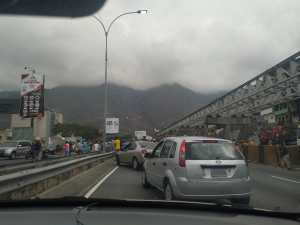 Protestan por falta de agua en la autopista Francisco Fajardo a la altura de La Urbina