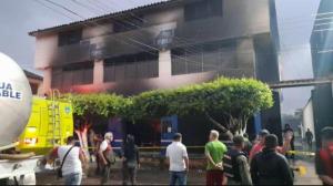 Solo en Venezuela: Estaban los bomberos al lado y por no tener agua, no pudieron sofocar las llamas (VIDEO)