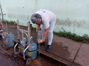 “Desde que Maduro agarró el poder, no salió más agua por las tuberías”: las penurias de los vecinos de Los Pinos en Maturín