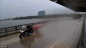 Aterrador momento: Se lanzó antes de que su motocicleta cayera al vacío en un puente levadizo de Florida (VIDEO)