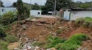 En Michelena exalcalde chavista dejó el “pelero” y ahora varias viviendas están en riesgo de desaparecer