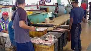 A precios de “joyería” productos en Mercado del Pescado de Porlamar por falta de gasolina