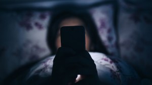 Pandemia, estrés e insomnio: Por qué dormir mal afecta al envejecimiento, reveló experta de EEUU