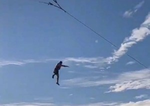 EN VIDEO: Impactante momento en que turista cae tras romperse el parapente donde volaba