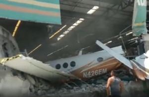 Confirmaron al menos tres muertos tras caída de una avioneta sobre supermercado en México