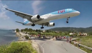 La pista de aterrizaje más peligrosa del mundo: los aviones rozan a los turistas (VIDEO)