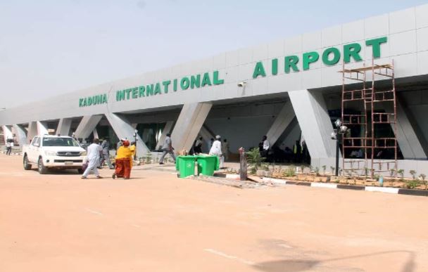 Banda de criminales atacaron aeropuerto y mataron a un hombre en Nigeria
