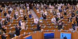 Zelenski, ovacionado por el Europarlamento: “Demuestren que la UE está con nosotros” (VIDEO)