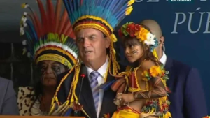 El “plumero” de Jair Bolsonaro durante homenaje por sus políticas indígenas