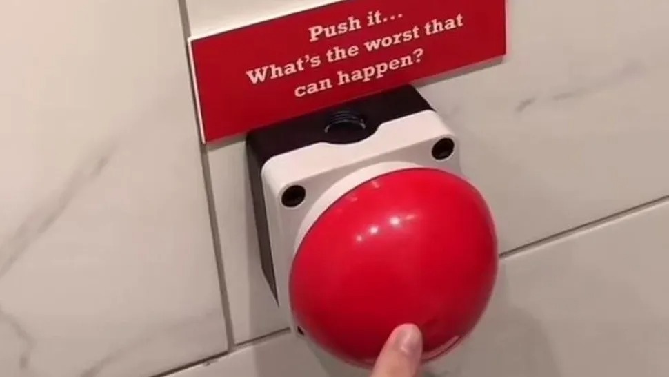 VIRAL: Fue al baño en restaurante, encontró enorme botón rojo, lo apretó y pasó algo increíble (VIDEO)