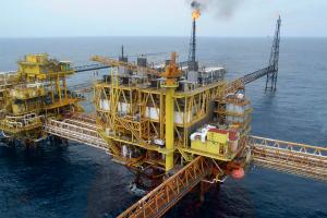 El petróleo Brent sube más de un 3 % entre incertidumbre por el suministro