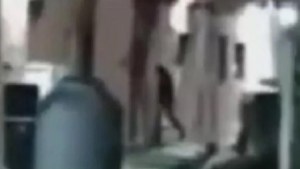 Empleado de una cárcel en Argentina logró grabar a un fantasma mientras atraviesa la pared (Video)