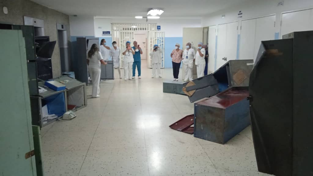 Denuncian destrucción de los casilleros del personal de salud en el Hospital Pérez Carreño (FOTOS)