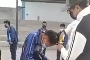 ¡Estalló la polémica! Profesor le cortó el cabello a sus estudiantes por “indisciplina” (VIDEO)
