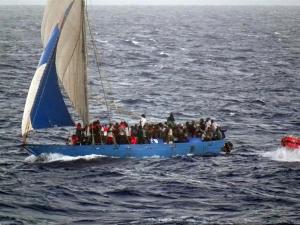 Varios migrantes fueron detenidos en Florida tras llegar en una barca
