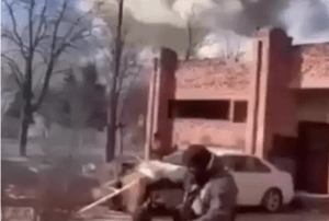 Soldados chechenos toman el té en el frente de Mariúpol, mientras algo explota cerca de ellos (VIDEO)
