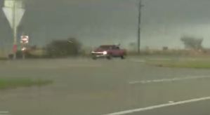 ¡IMPACTANTE! Camioneta atrapada en medio de los fuertes vientos de un tornado en Texas (VIDEO)