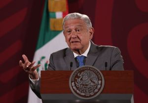 López Obrador promete apoyo a migrantes venezolanos varados en México