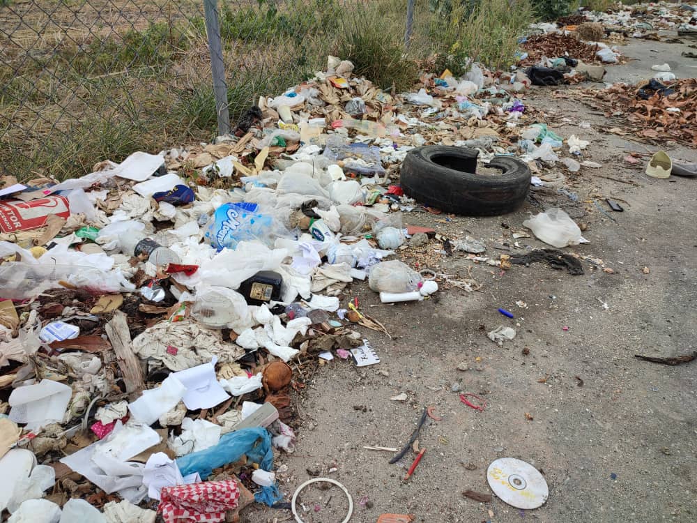 No hay quien controle el basurero clandestino en la carretera vieja Palo Negro-Santa Rita